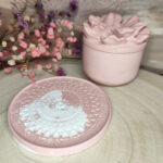 Színes virágos tetejű tároló alátéttel